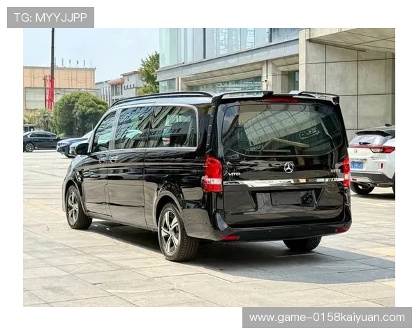 奔驰在线娱乐带你畅享极致视听体验，开启豪华车内娱乐新纪元